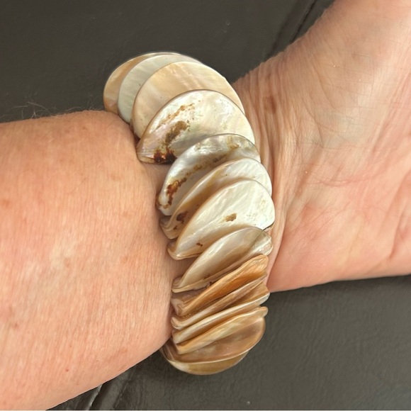 Source Unknown Jewelry - Oyster Shell Stretch Bracelet with Natural Tones